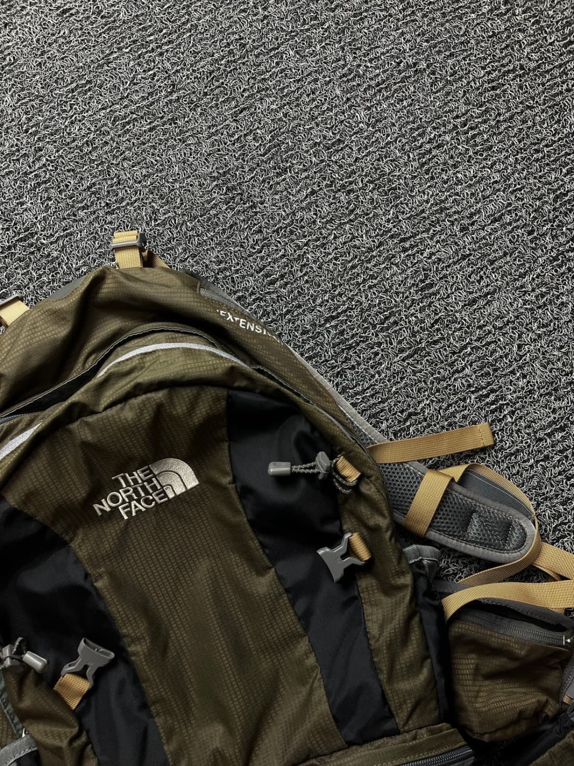 노스페이스 벤쳐 올리브 테크백팩 상품이미지2
