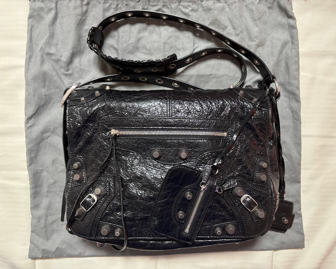 발렌시아가 르카골 플랩백 미듐 상품이미지1