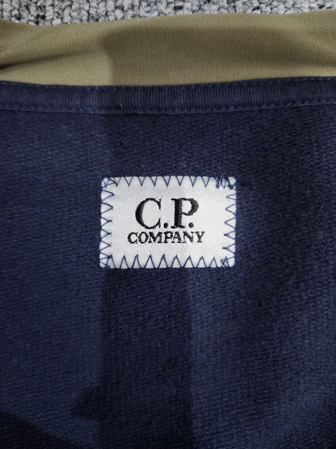 CP 컴퍼니 사선 지퍼 디테일 렌즈와펜 슬리브 긴팔티 XXL 상품이미지4