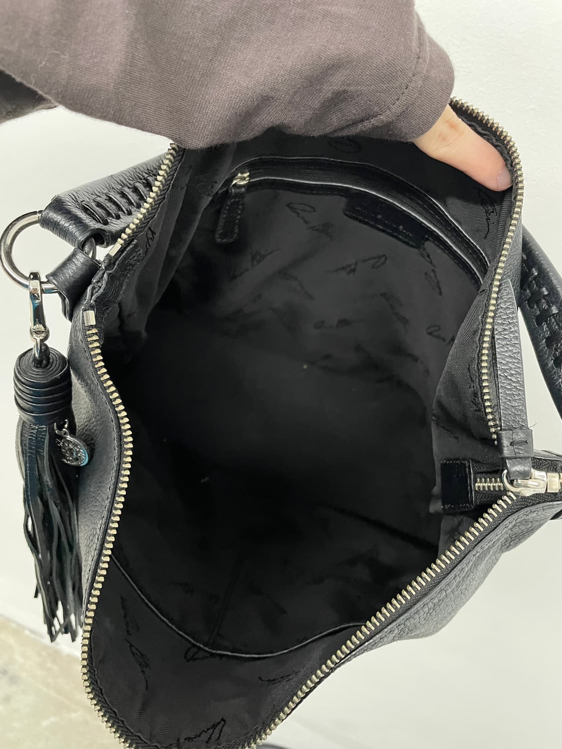 앤클라인 블랙 레더 태슬 호보백 상품이미지8