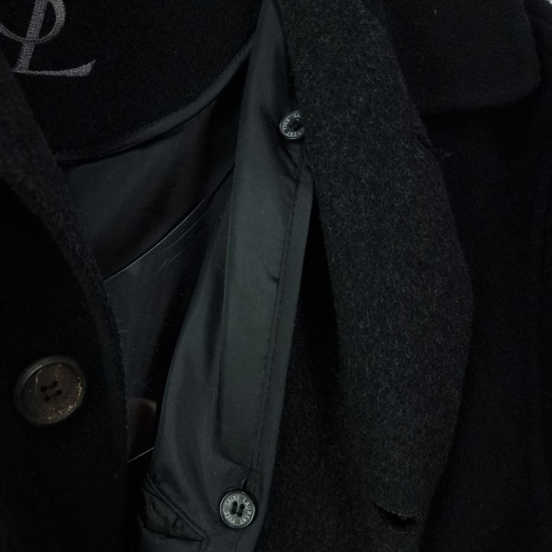 [입생로랑] 로고 자수 빈티지 오버핏 코트 블랙 P01458 상품이미지7