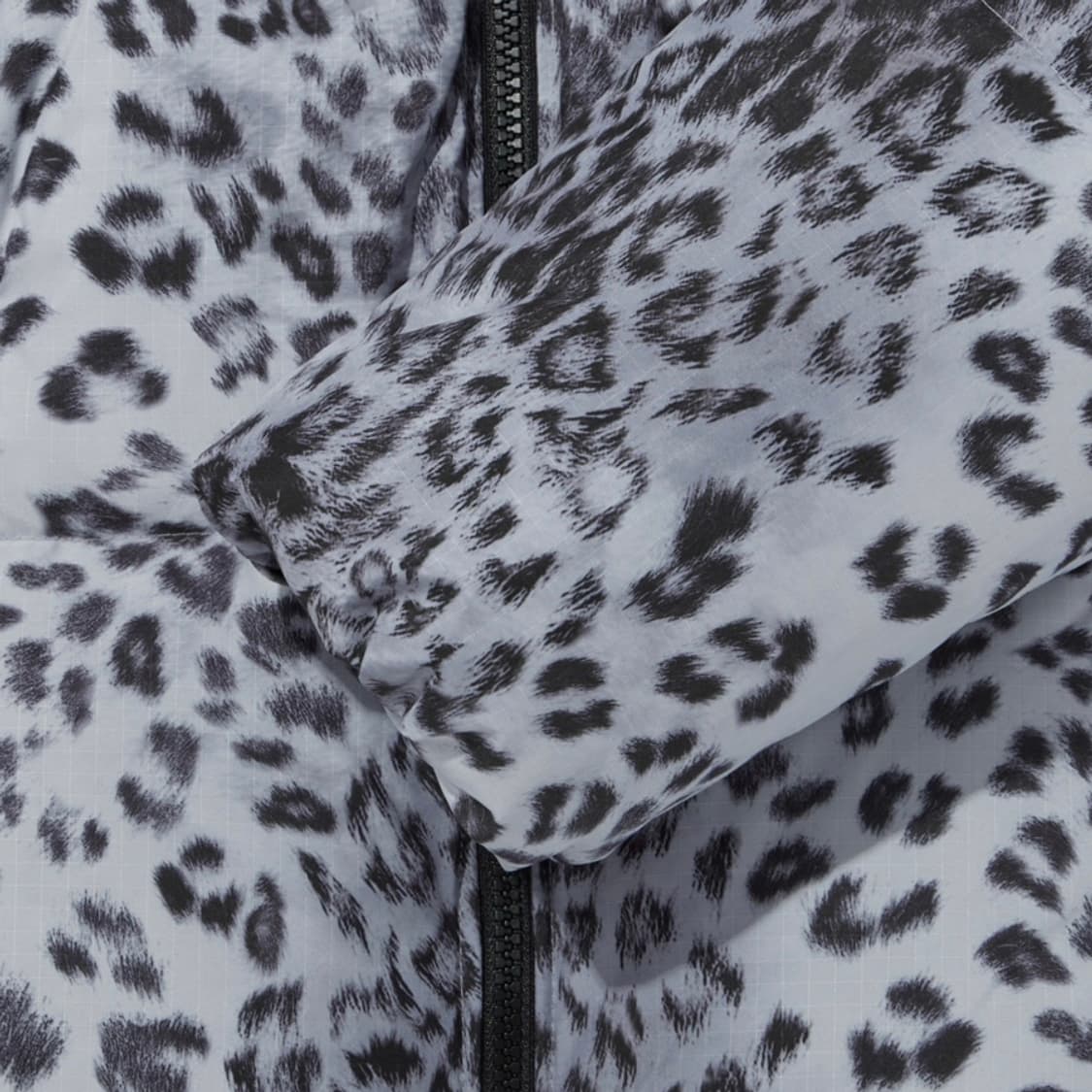 노스페이스 우먼 화이트라벨 노벨티 눕시 패딩 레오파드 프린트 실버 상품이미지4