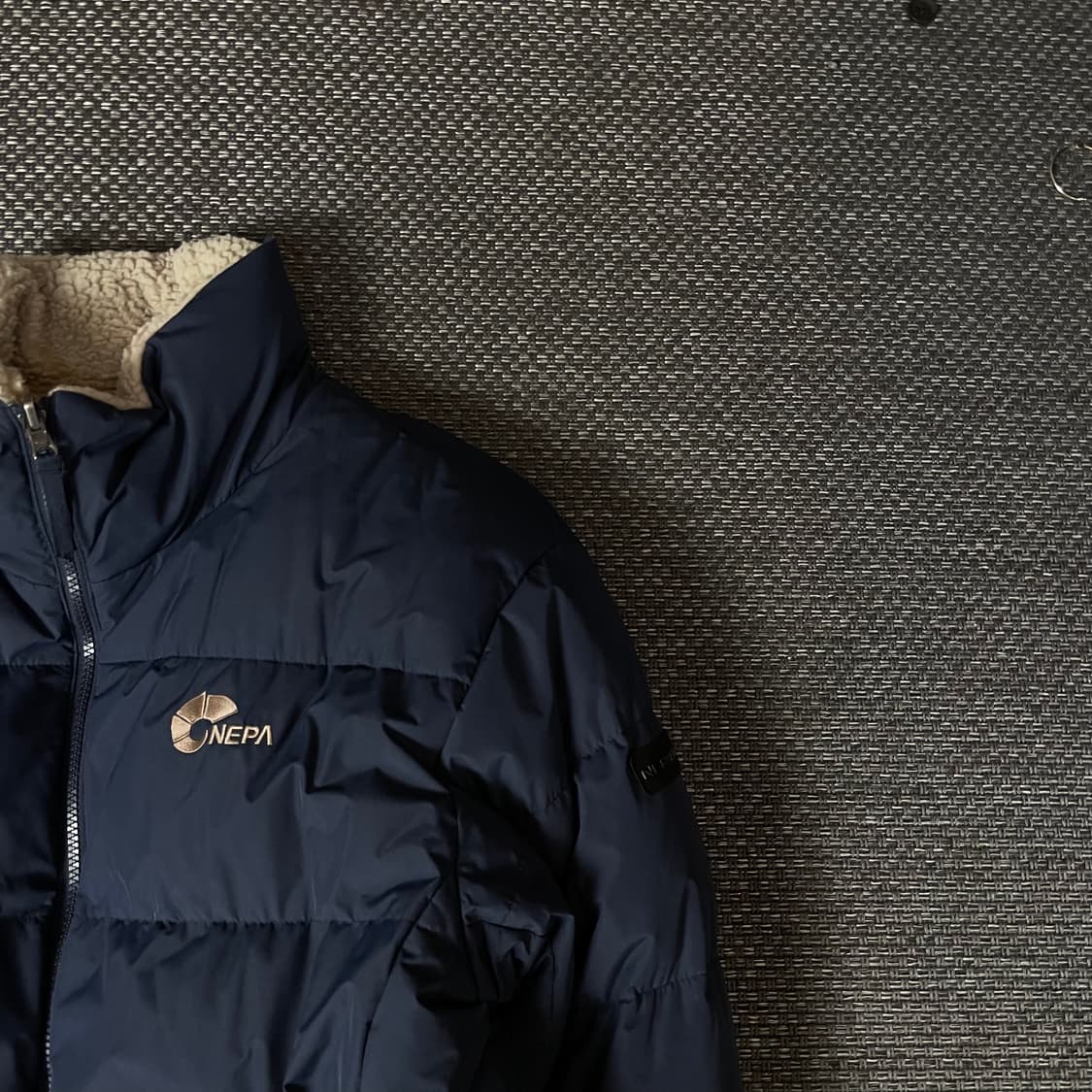 네파 네이비 뽀글이 리버시블 다운 패딩 상품이미지5