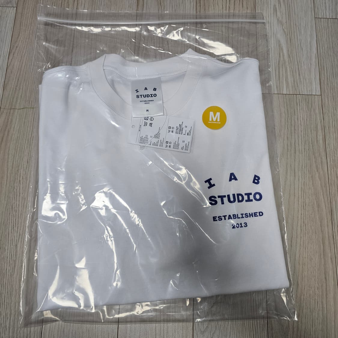 (새제품M L) 2026 아이앱스튜디오 반팔 티셔츠 화이트 네이비 상품이미지6