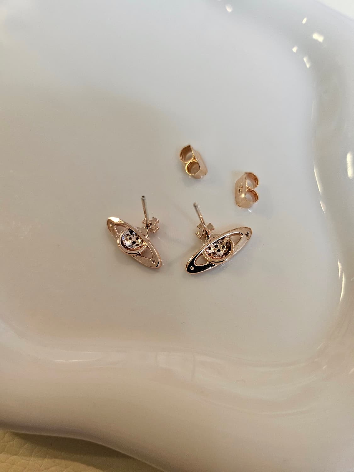 비비안웨스트우드 업사이클링 로즈골드 미니 귀걸이 상품이미지4