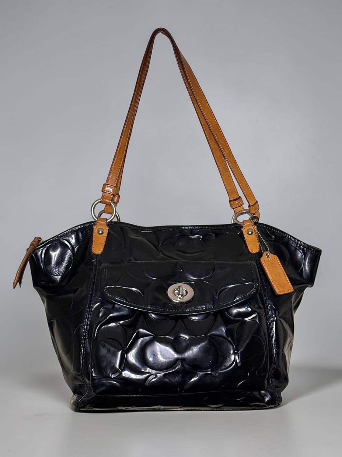 코치(COACH) 옵아트 에나멜 토트백 상품이미지1