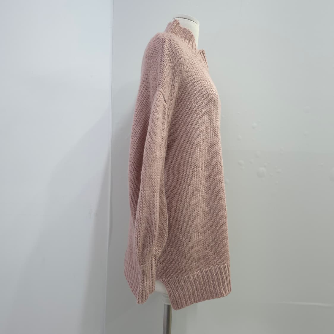 핑크 오픈백 하이넥 루즈핏 니트 상품이미지2