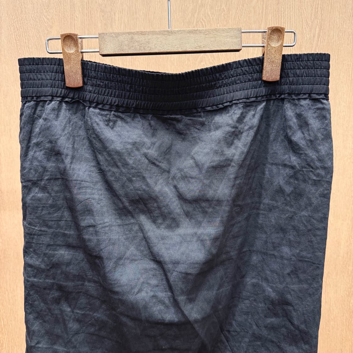 아크네 스튜디오 크링클 밴딩 미디스커트 후면 포켓 디테일 유광 블랙 상품이미지4