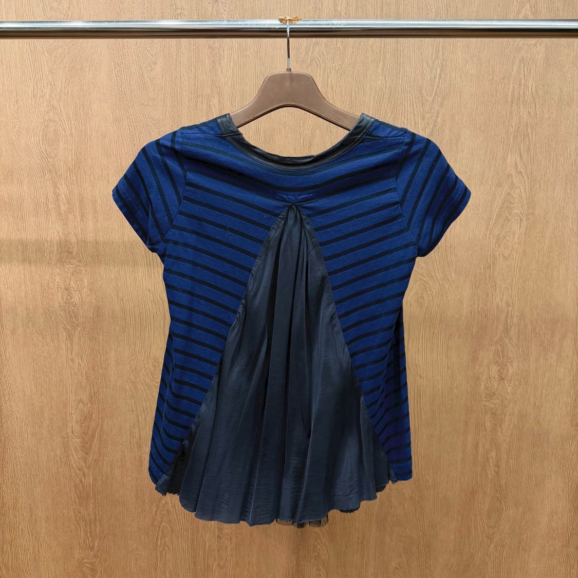 사카이 럭 반팔 블라우스 스트라이프 패턴 플리츠 레이어드 디테일 네이비 상품이미지3