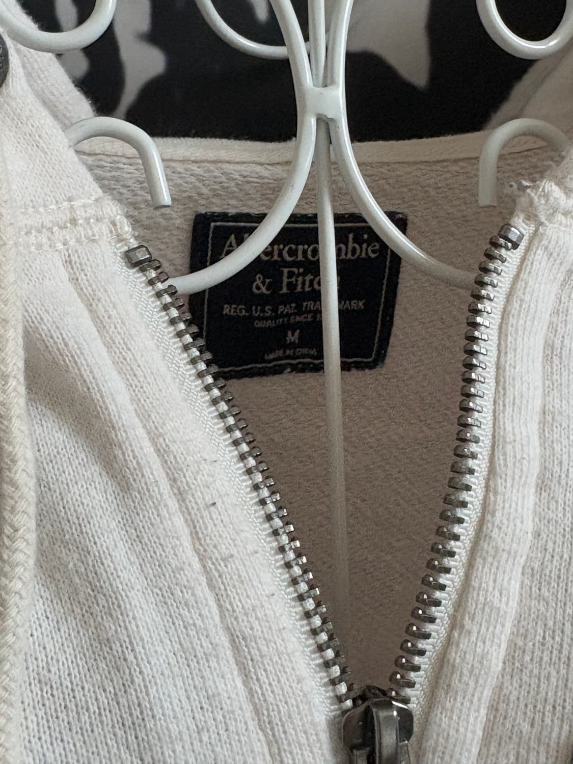 • Abercrombie White Hood Zip-Up 상품이미지8
