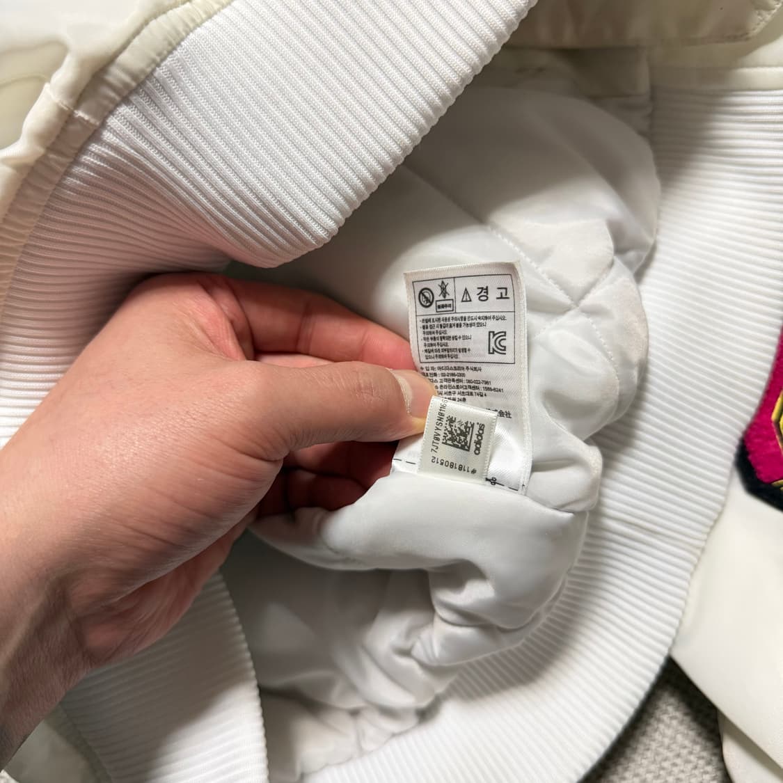 아디다스 화이트 패치 봄버 자켓 상품이미지7