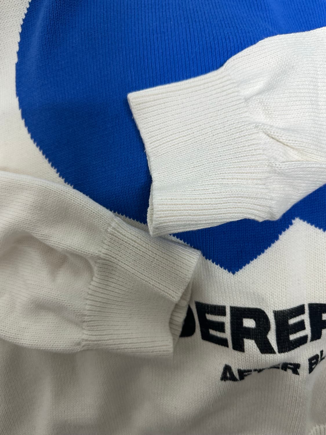 아더에러 빅하트 니트 상품이미지3