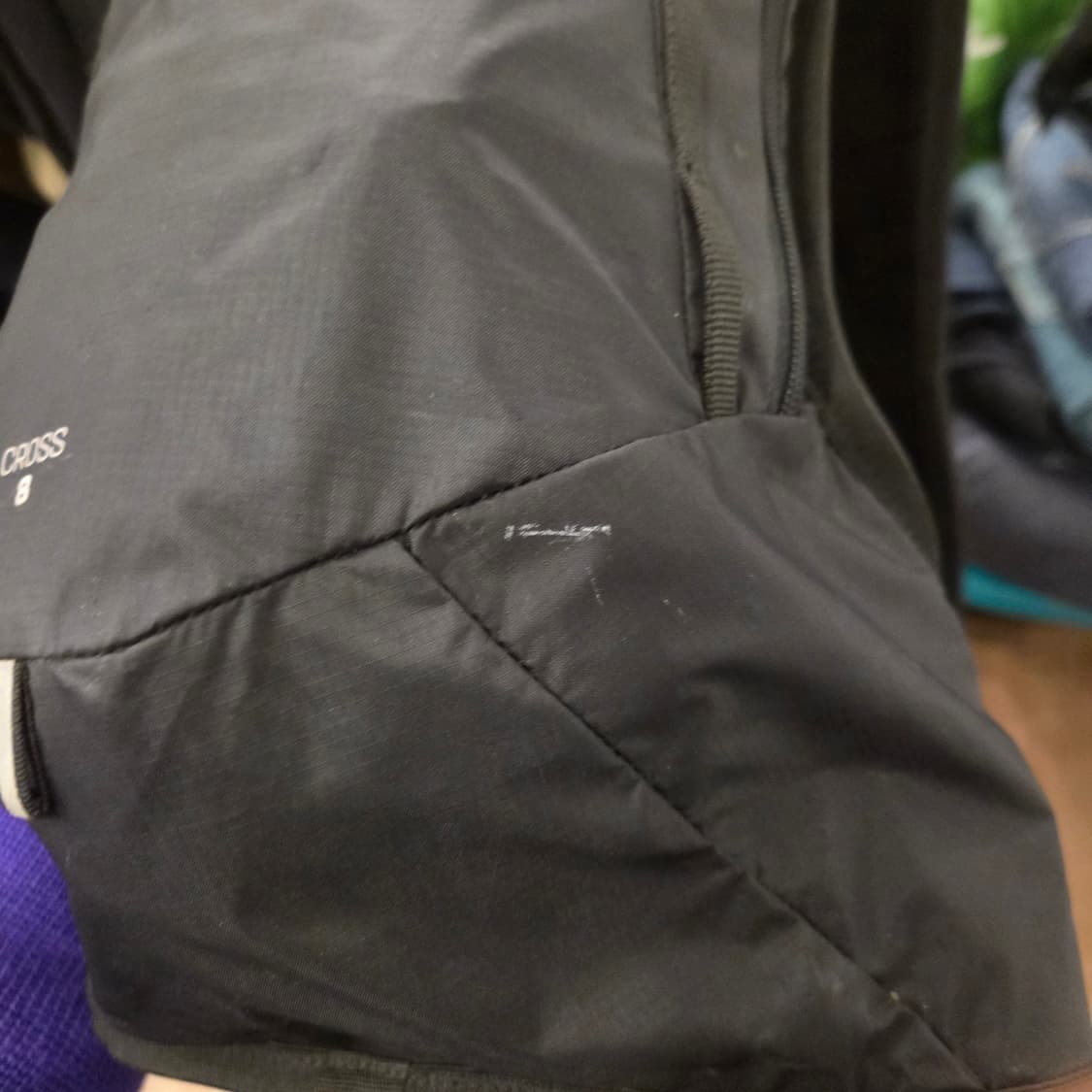 살로몬 크로스 8 백팩 블랙 상품이미지6