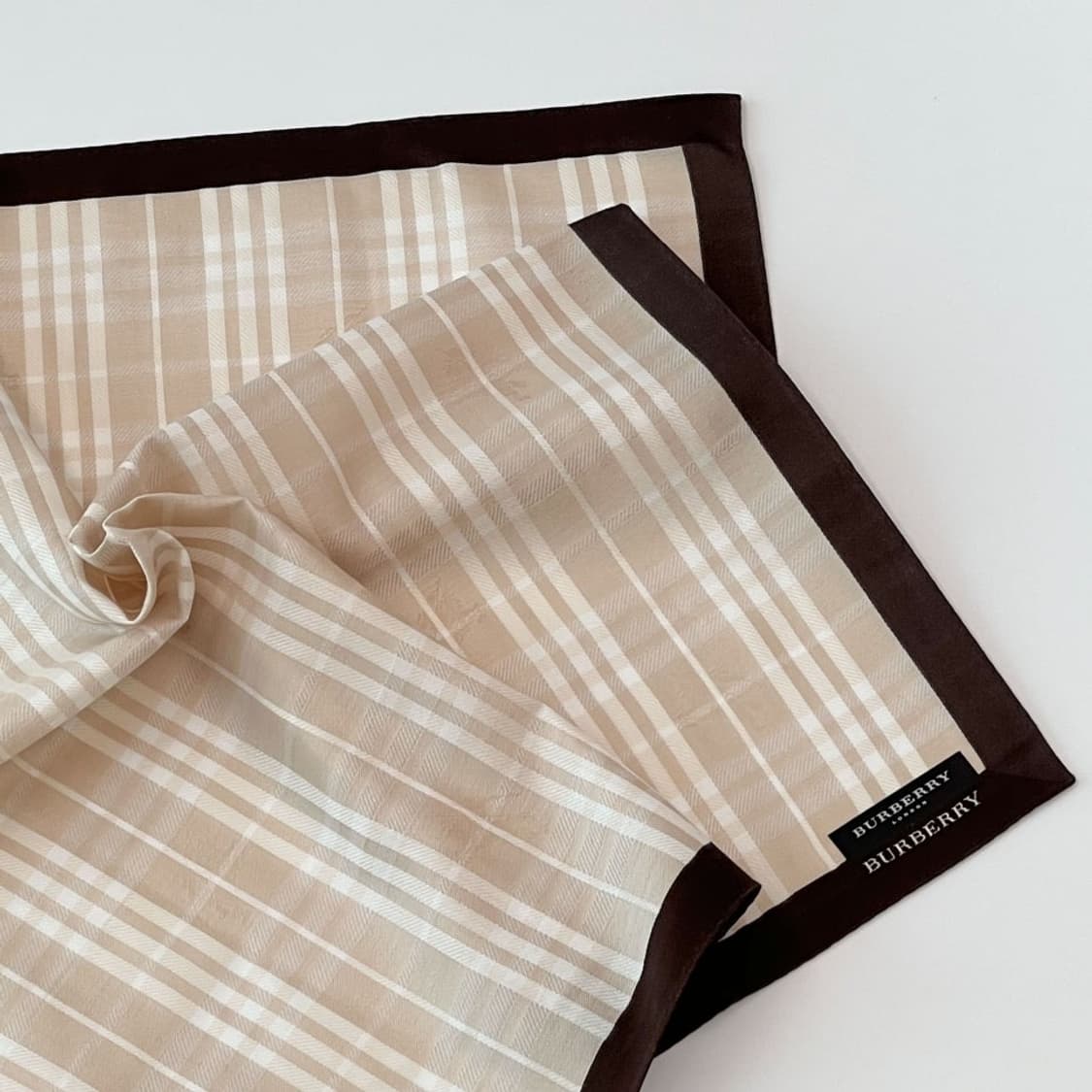 (새상품) burberry /버버리 쁘띠스카프 손수건 상품이미지1