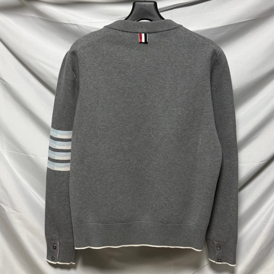 [S+급/4] 톰브라운 사선완장 헥터 니트 그레이 백화점판 상품이미지4