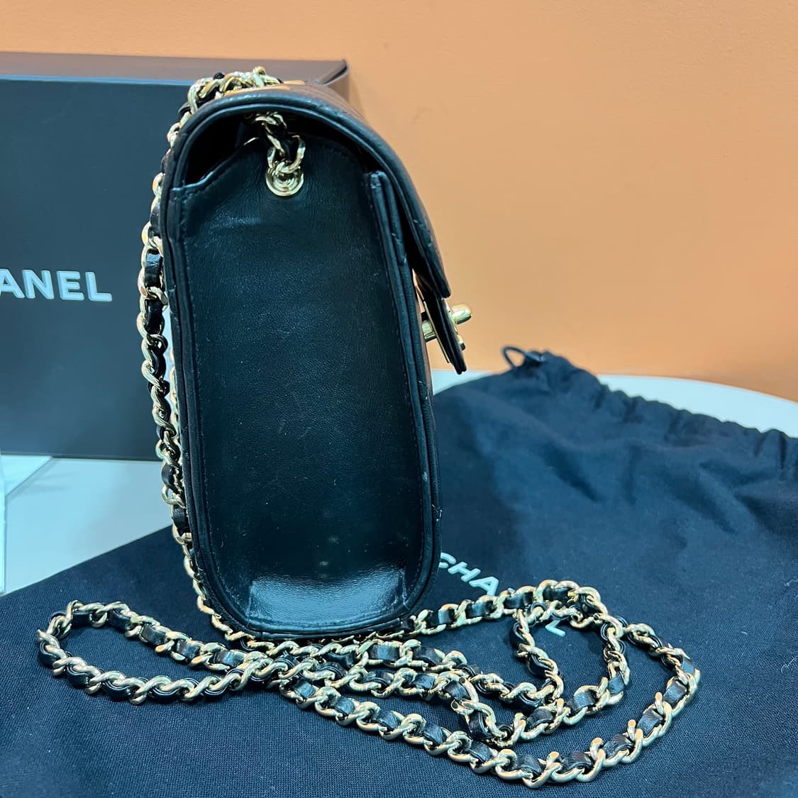 [정품] 샤넬 A81102 램스킨 금장 폰홀더 미니 크로스백 상품이미지5