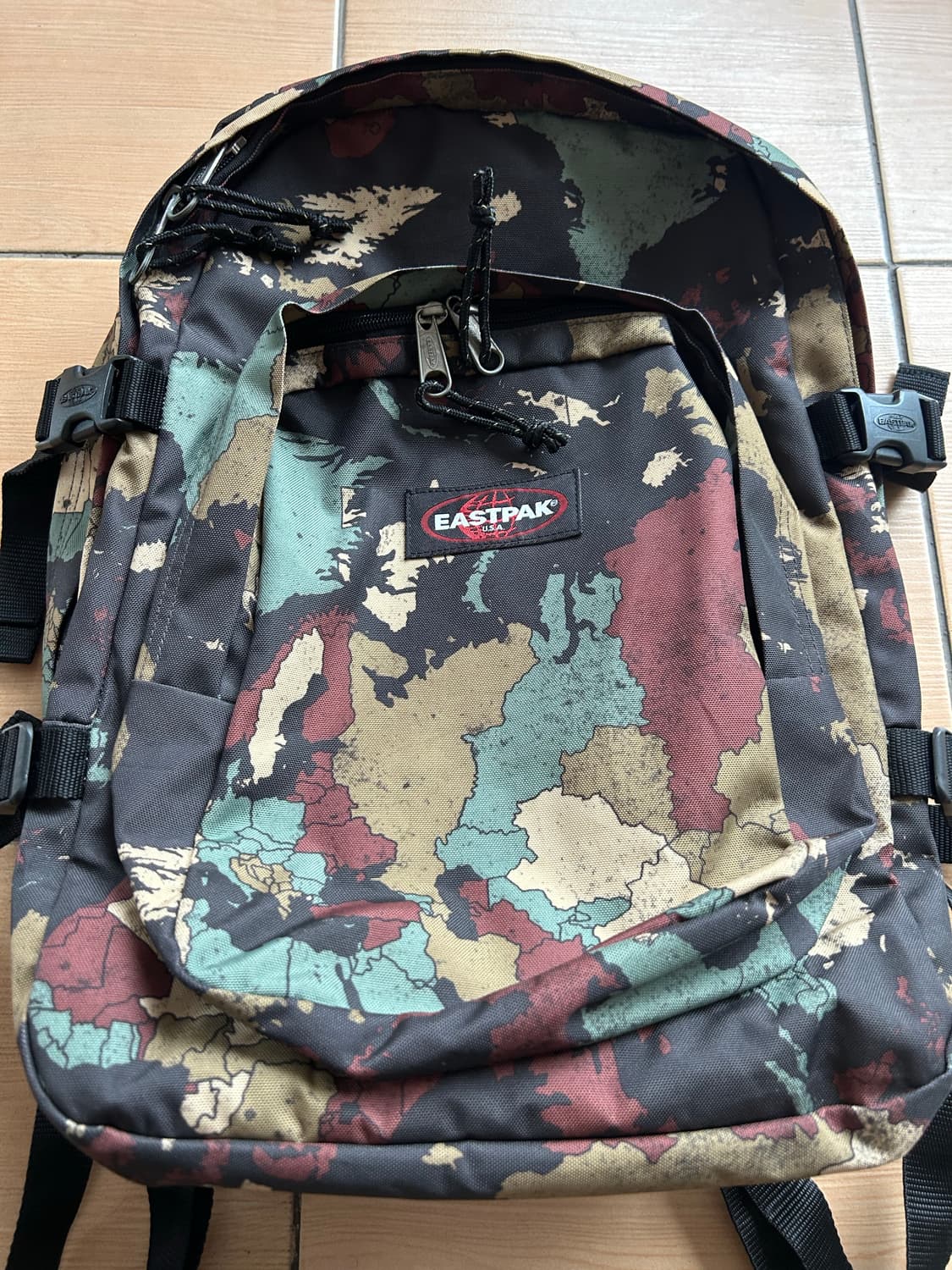 이스트팩 카모 백팩 상품이미지2