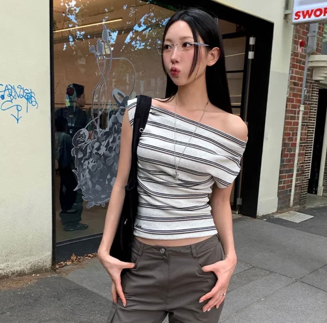 새상품) 에이블리 베이델리 스트라이프 오프숄더 반팔 티셔츠 상품이미지1