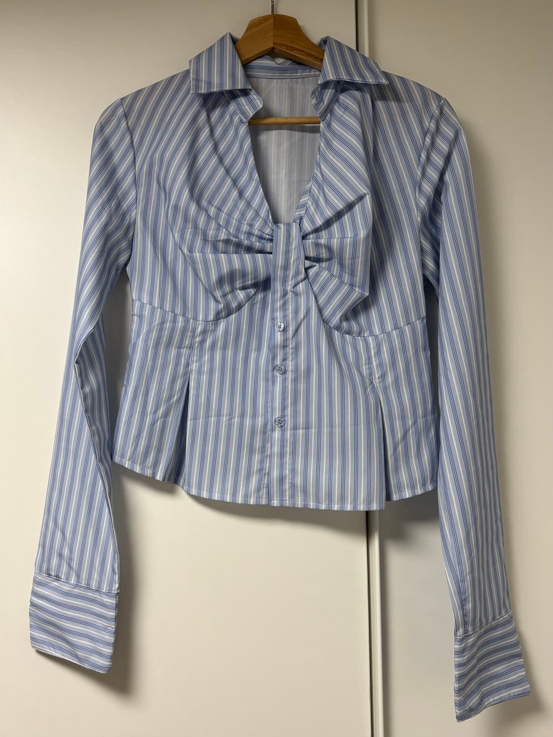 유니크 리본 디테일 스트라이프 크롭 셔츠 (블루) 상품이미지1