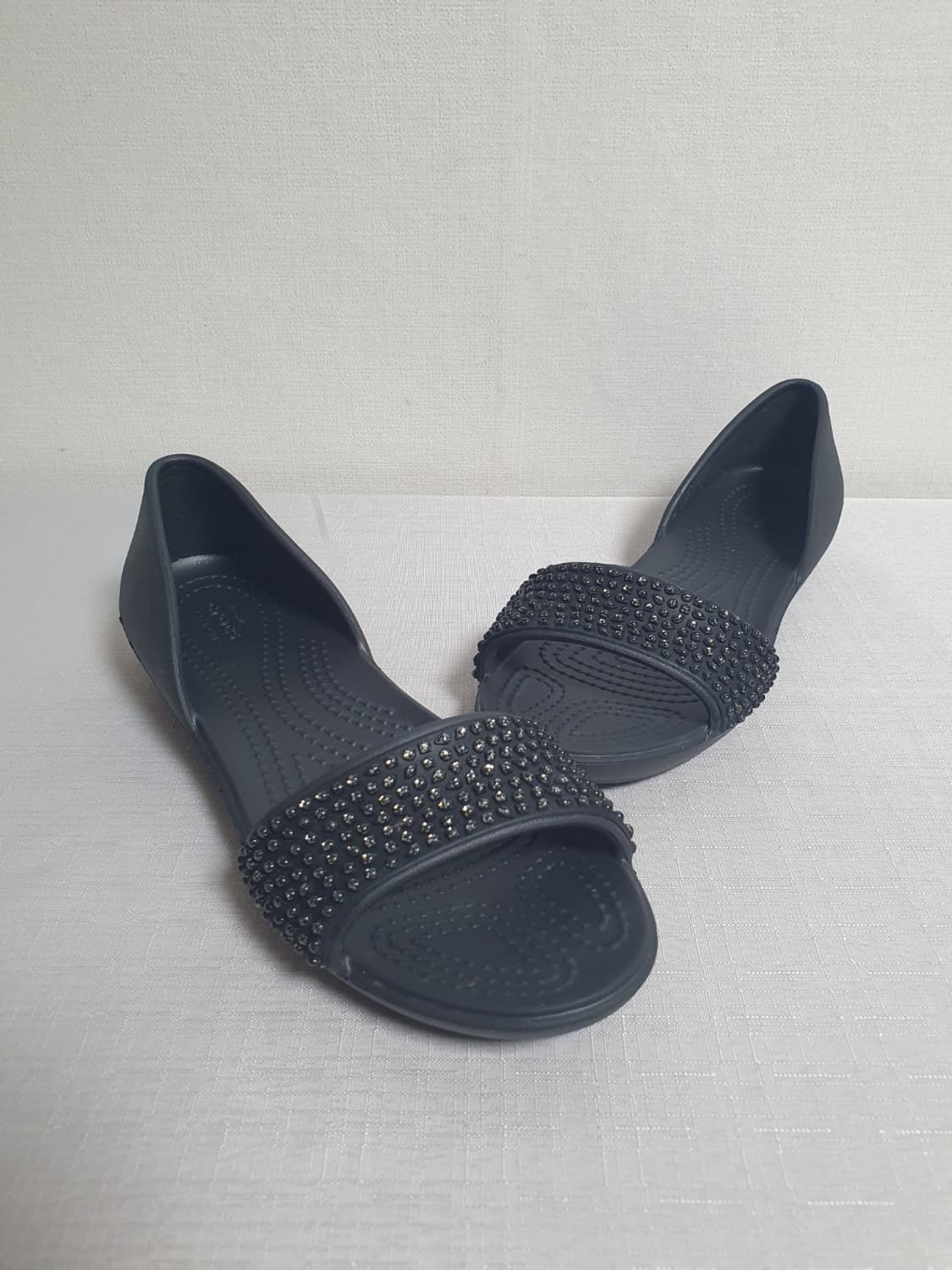 크록스 리나 엠벨리쉬드 도르세이 샌들 블랙 W5 상품이미지5