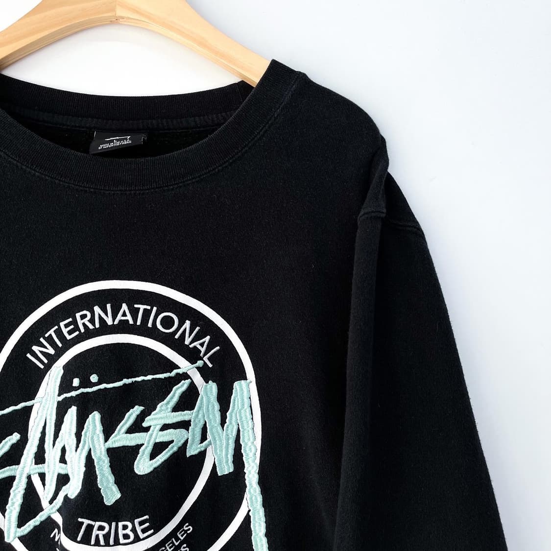 스투시 빅 스탁 인터네셔널 로고 블랙 크루넥 맨투맨 상품이미지3