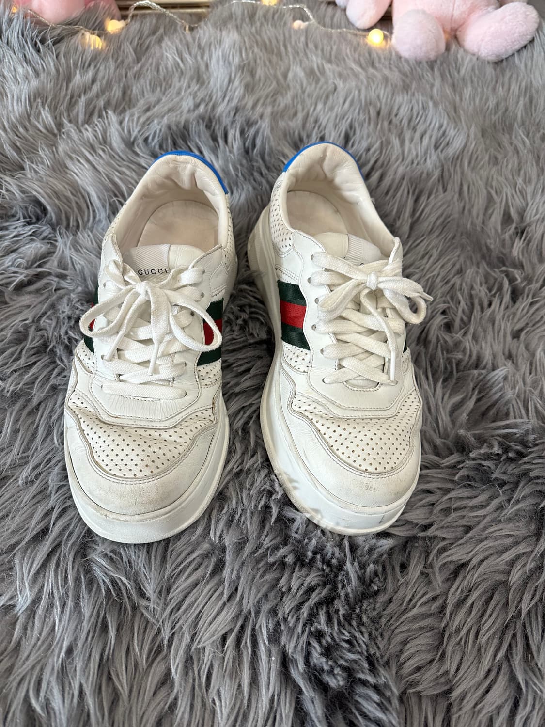 GUCCI 구찌 웹 엠보싱 스니커즈 상품이미지1