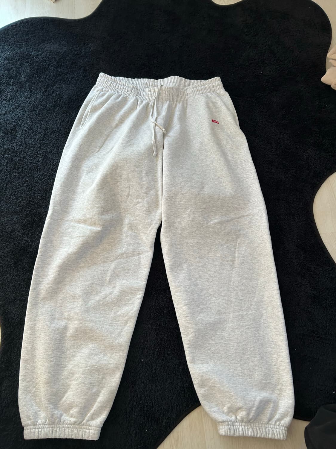 슈프림 스몰 박스 스웨트팬츠 애쉬 그레이 - 24FW 상품이미지1