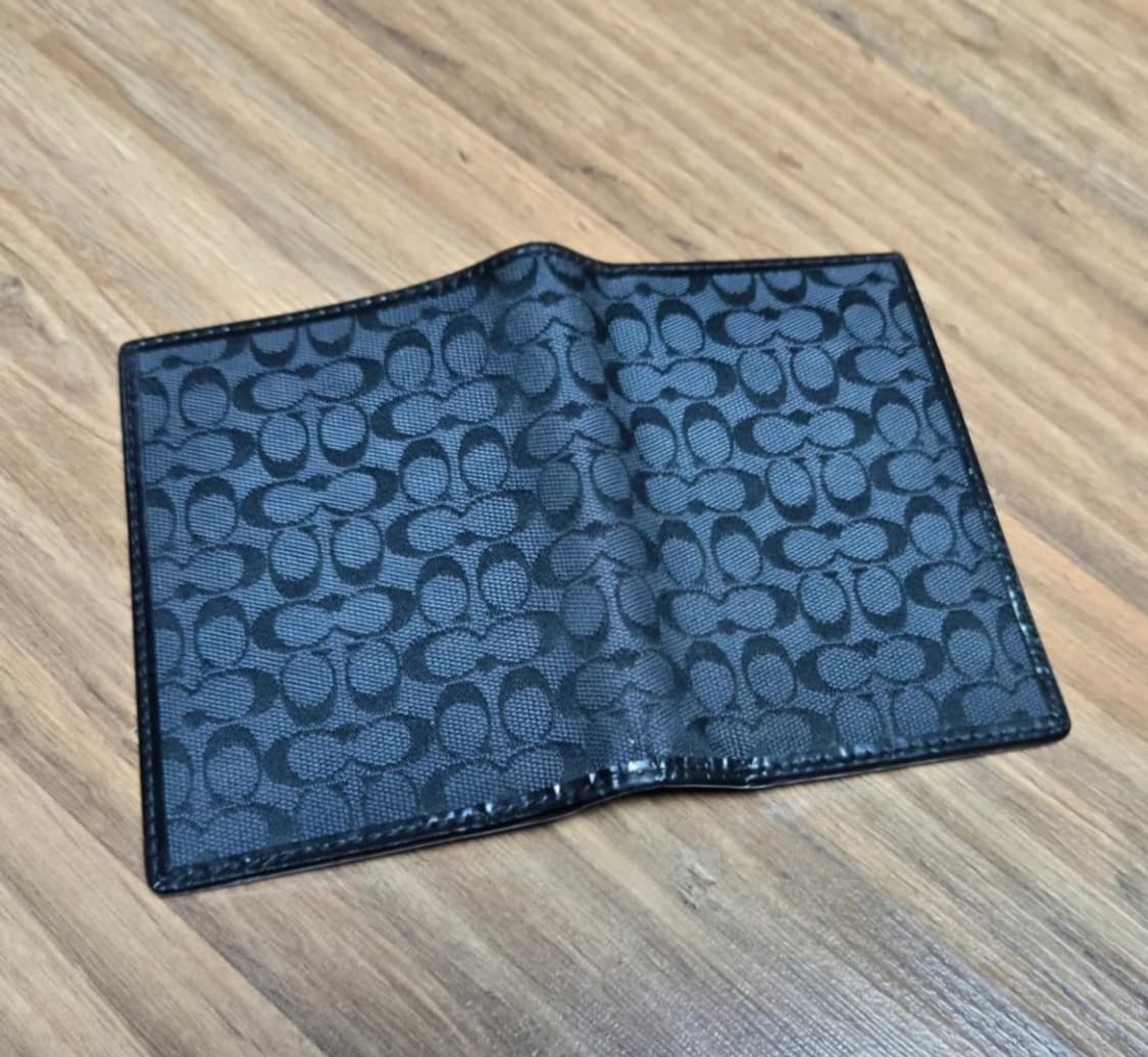 코치 시그니처 패턴 여권 지갑 _ 블랙 [정품] 상품이미지2