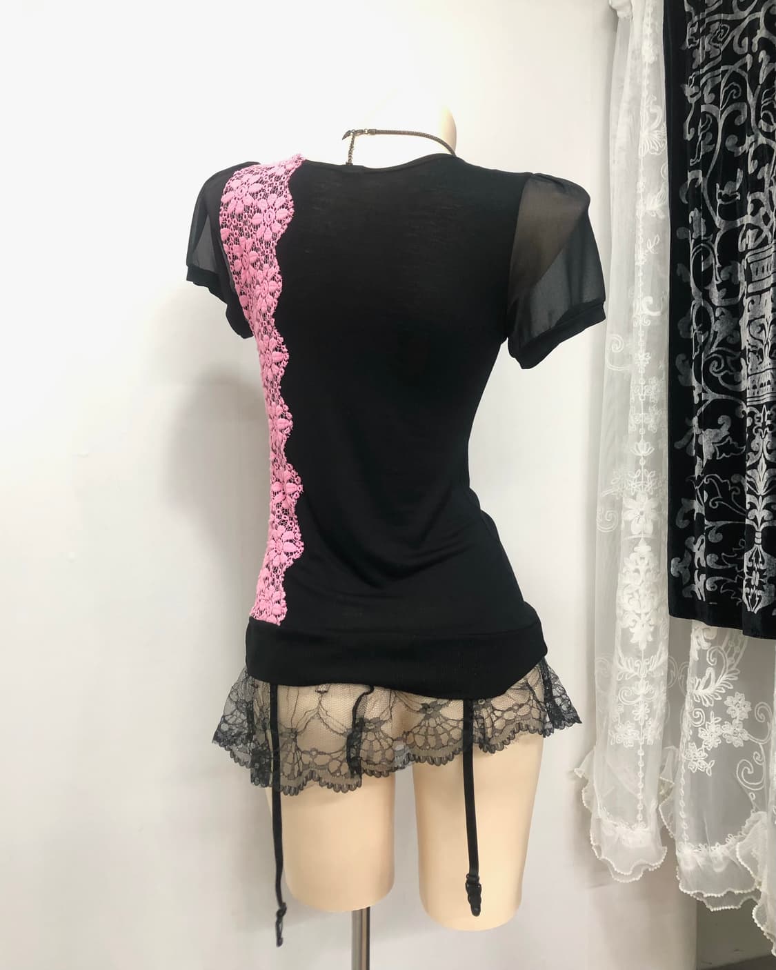 side pink lace cubic detail black top 상품이미지3