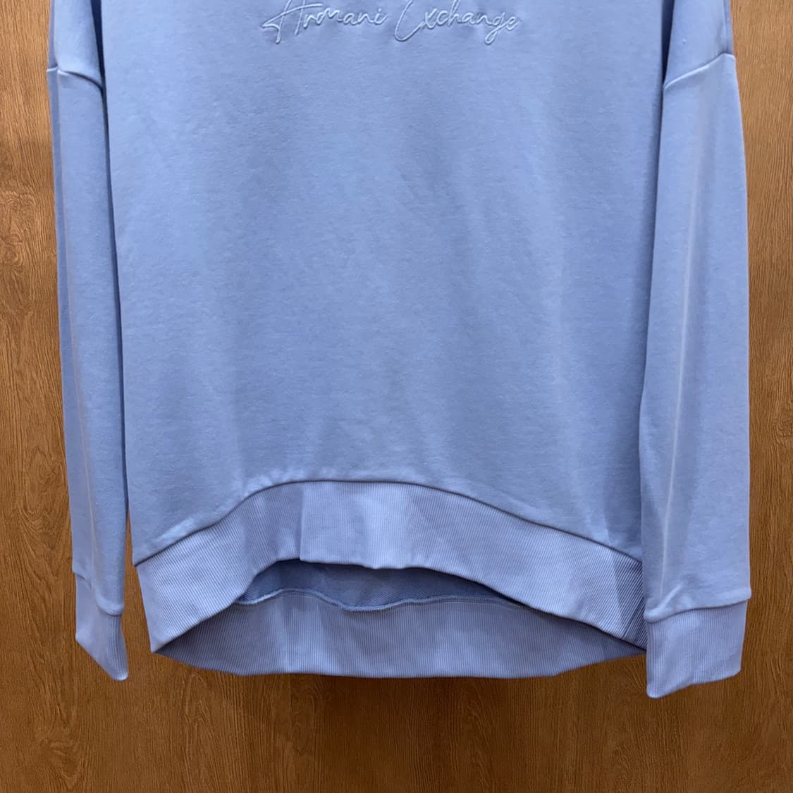 아르마니 익스체인지 맨투맨 시그니처 로고 자수 하이 로우 디테일 블루 상품이미지5