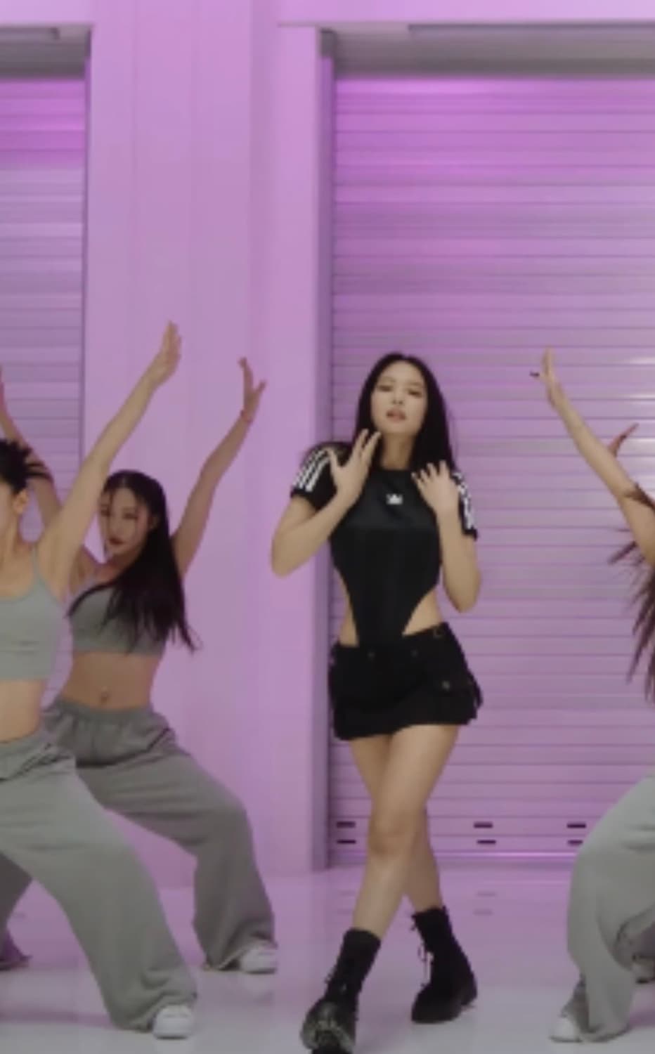 제니 아디다스 바디수트 상품이미지1