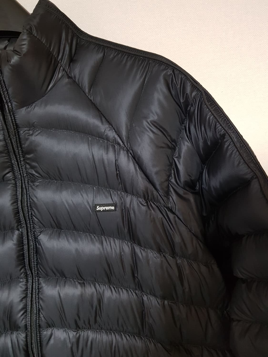 슈프림 마이크로 다운 패딩 자켓 블랙 24SS 상품이미지4
