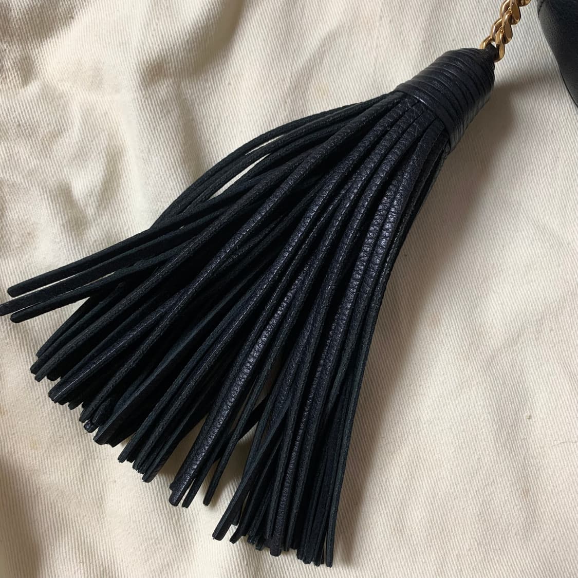 정품) 생로랑 YSL 블랙 레더 모노그램 태슬 블로거 미니 크로스백 금장 상품이미지4