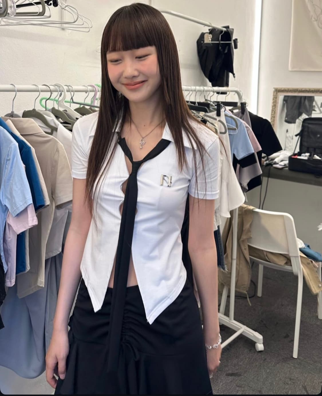 뉴얼린 엠블럼 셔츠 탑 반팔 화이트 상품이미지1