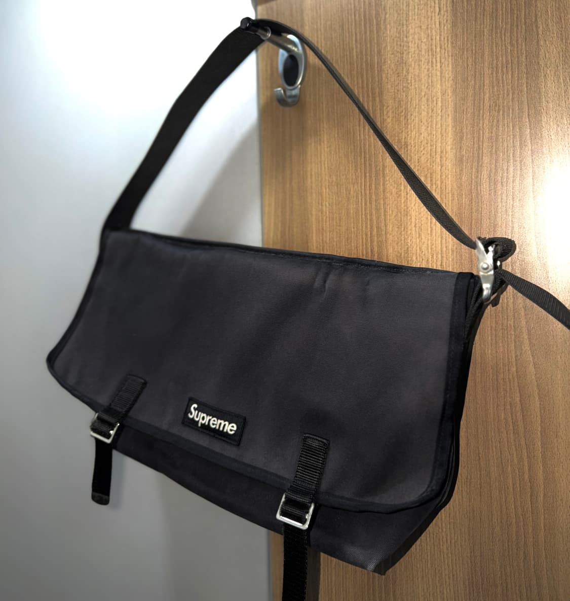 슈프림 x 드마티니 [정품] (시세 70만) 메신저백 자수 로고 상품이미지4