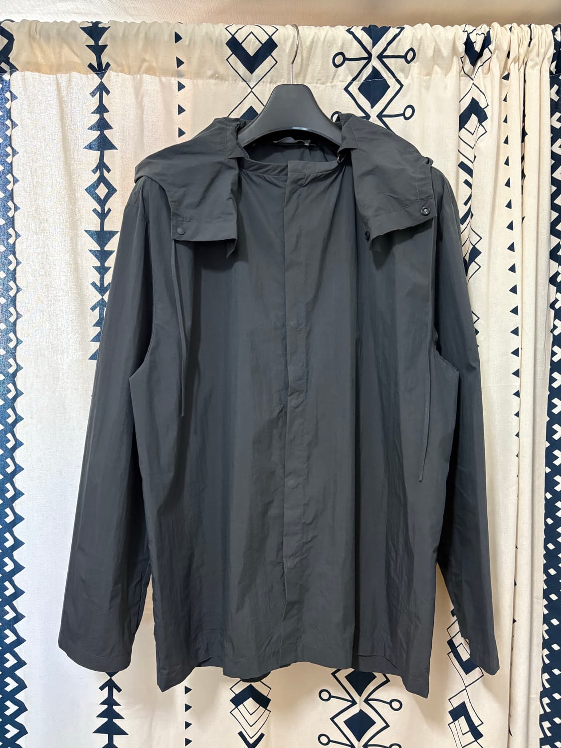 아모멘토 / 디테처블 후디 셔츠 차콜 상품이미지5