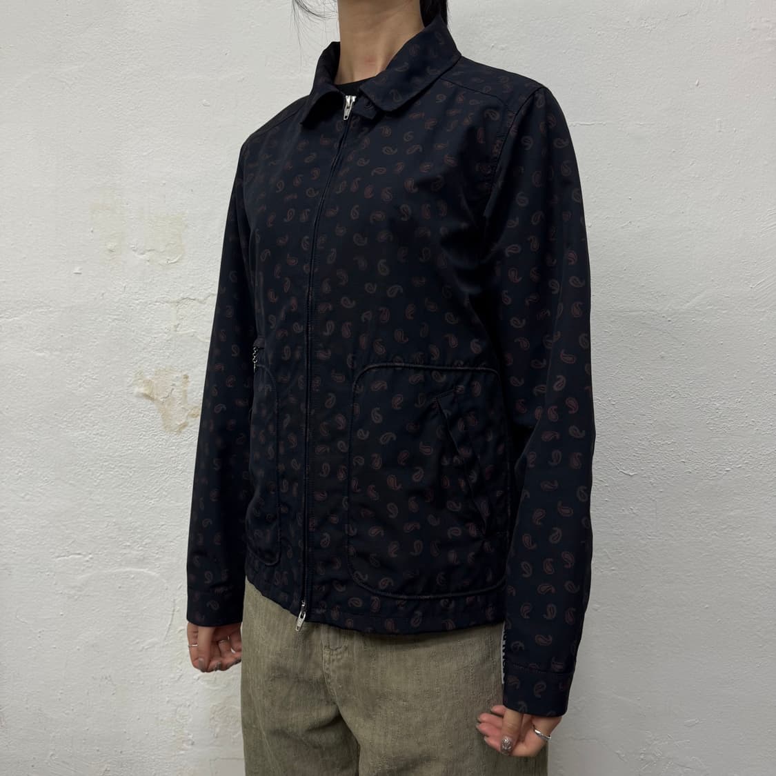 빔즈+(BEAMS+) 블랙컬러 페이즐리 패턴 더블 집업 스윙톱 자켓 상품이미지1