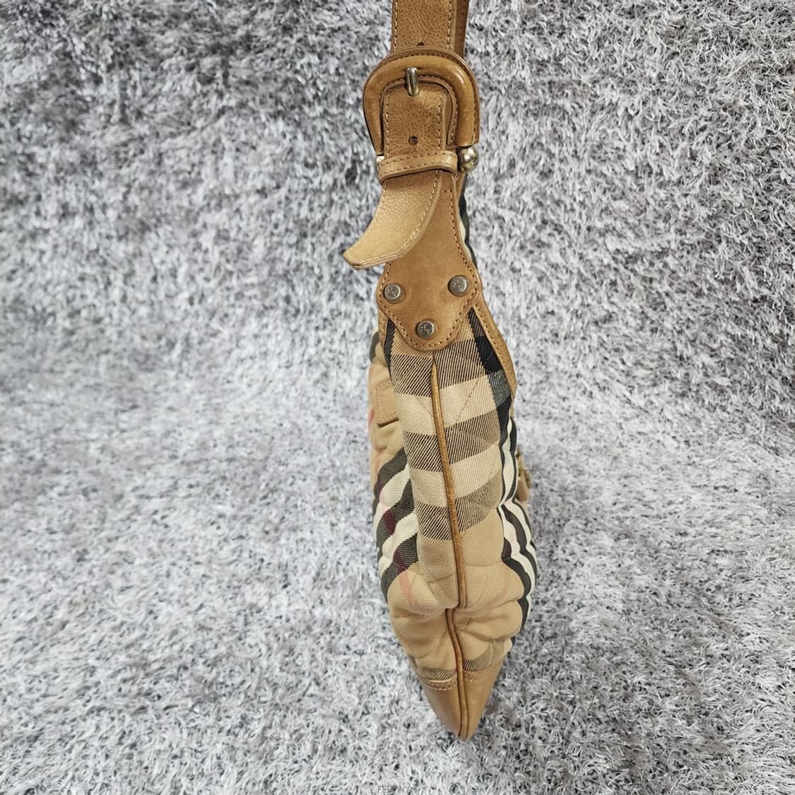 버버리 자가드 체크 숄더백 상품이미지4