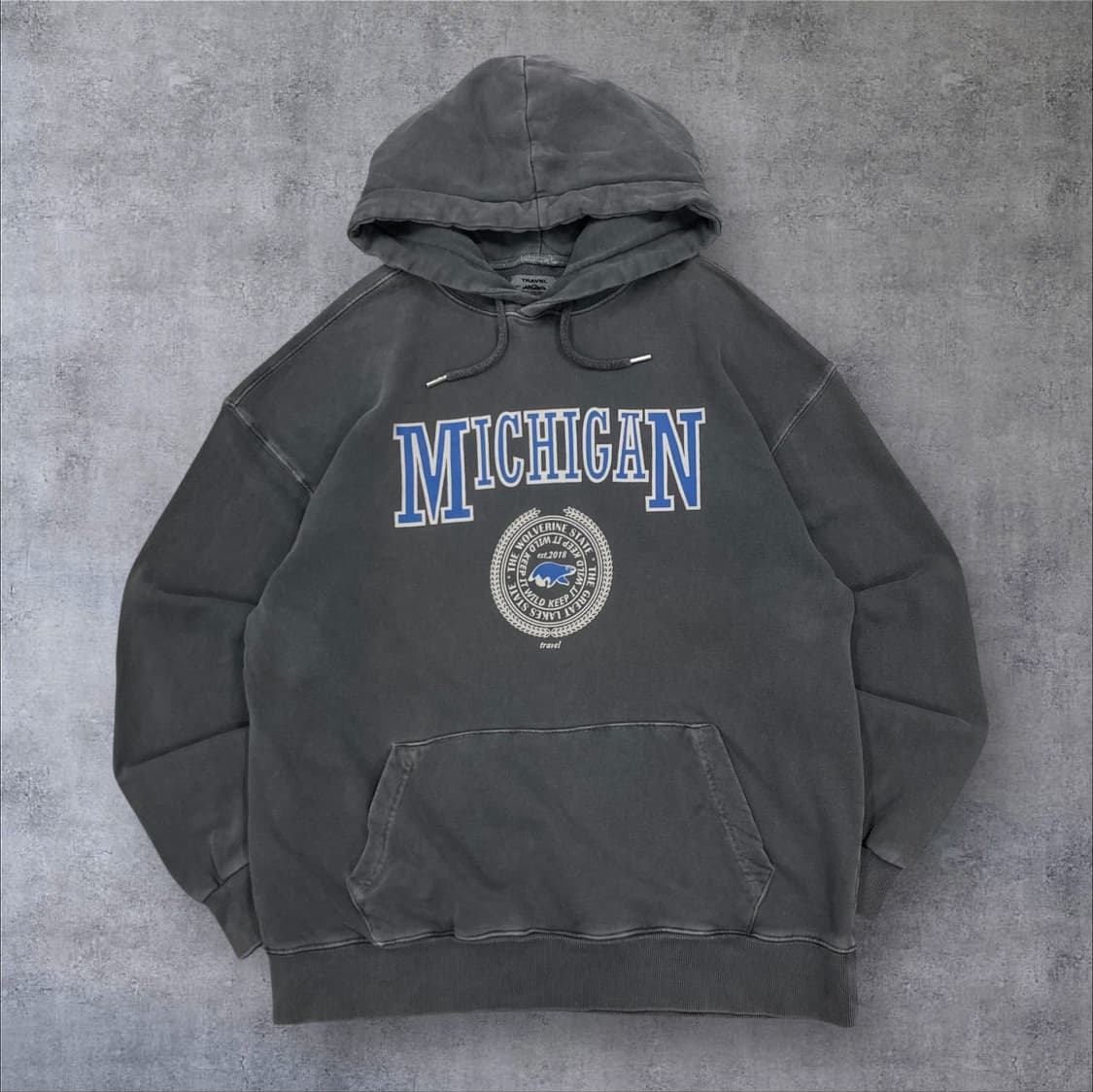트래블 미시간 빅로고 피그먼트 후드티 상품이미지1