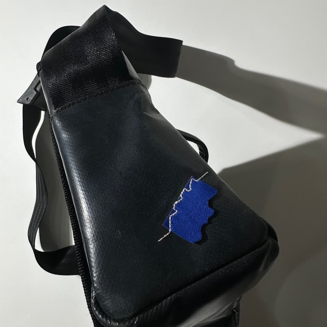 아더에러 트레이스 애드모어 크로스백 블랙 상품이미지5