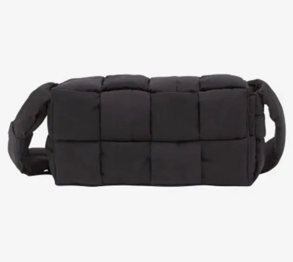 [OS] 보테가베네타 패디드 테크 패딩 카세트백 블랙 상품이미지1