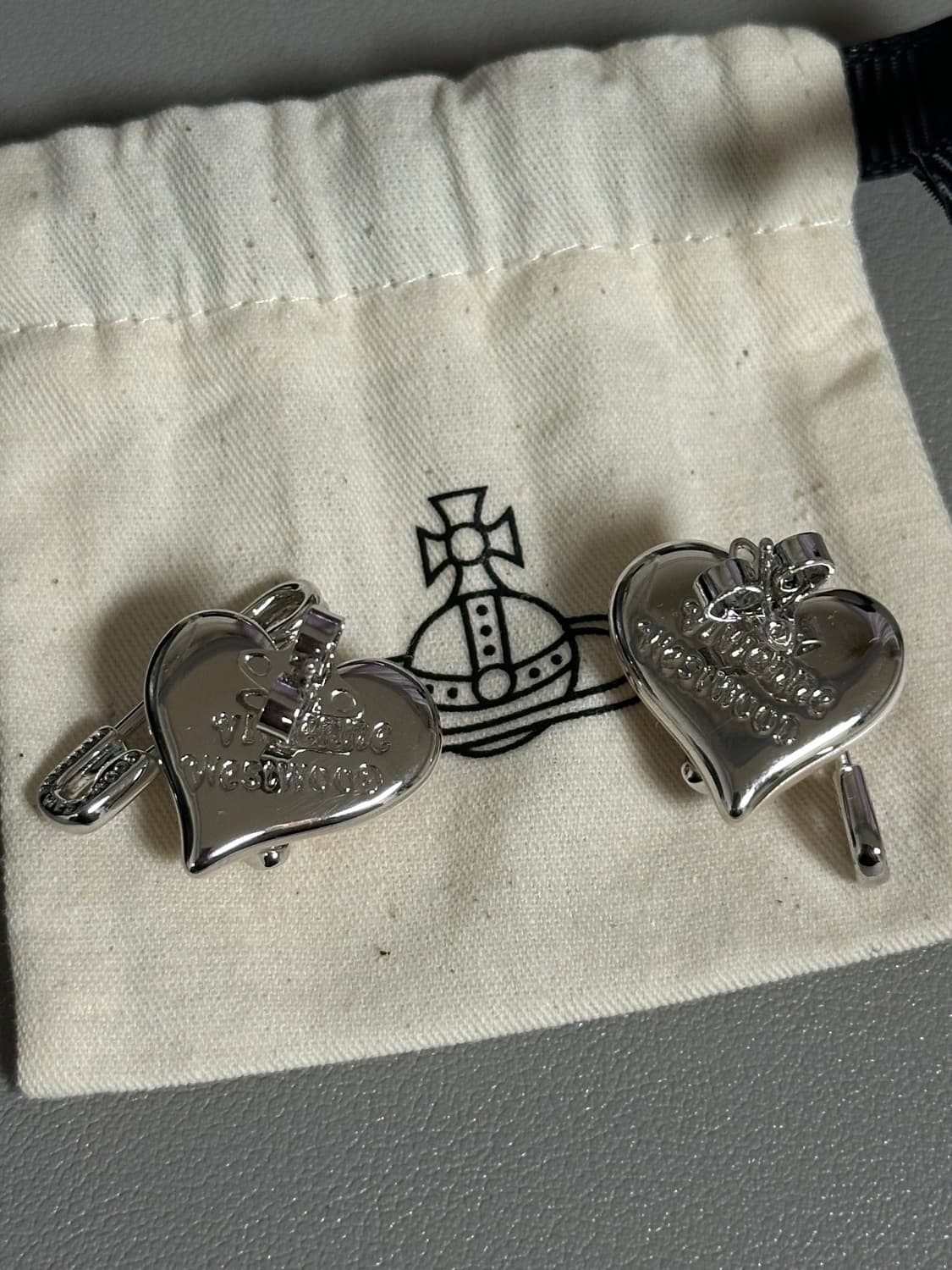 비비안웨스트우드 하트 세이프티핀 귀걸이  상품이미지3