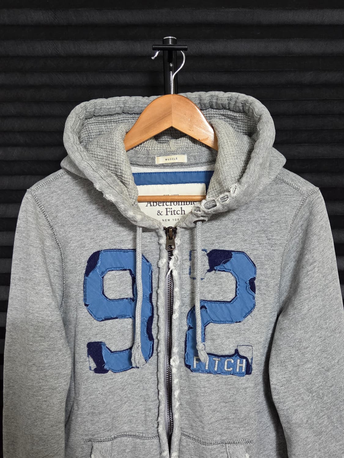 [아베크롬비 앤 피치] 아플리케 디스트로이드 후드집업 | 00178 상품이미지2