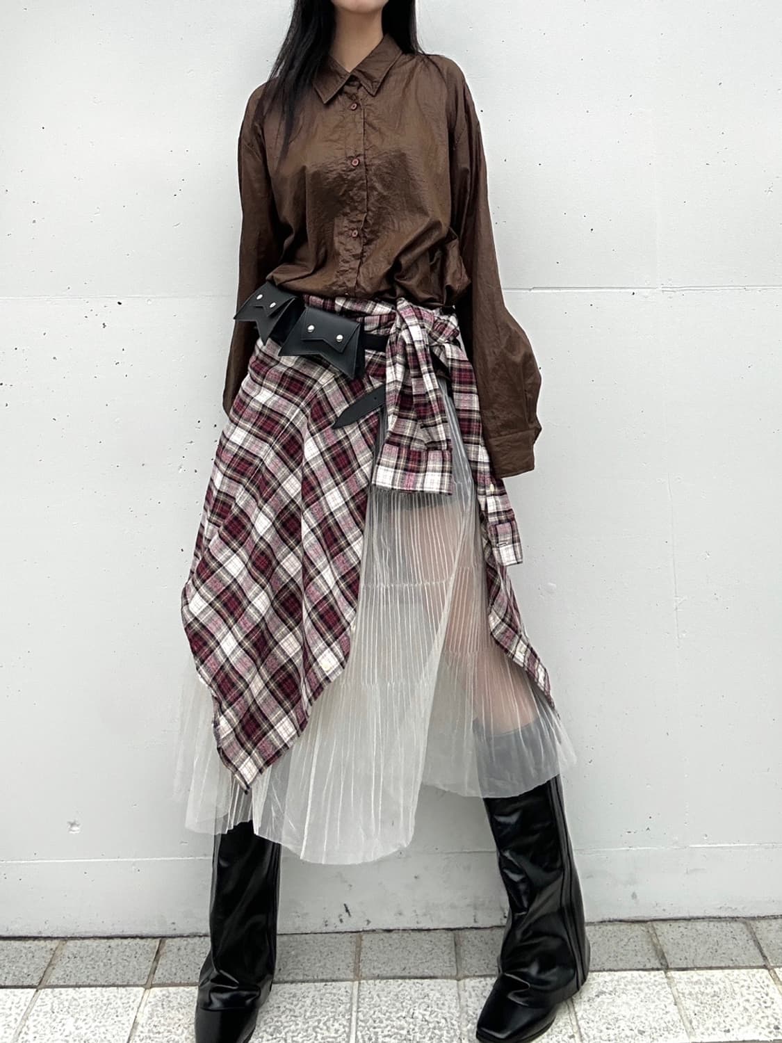 Crispy glossy shirt / brown 상품이미지5
