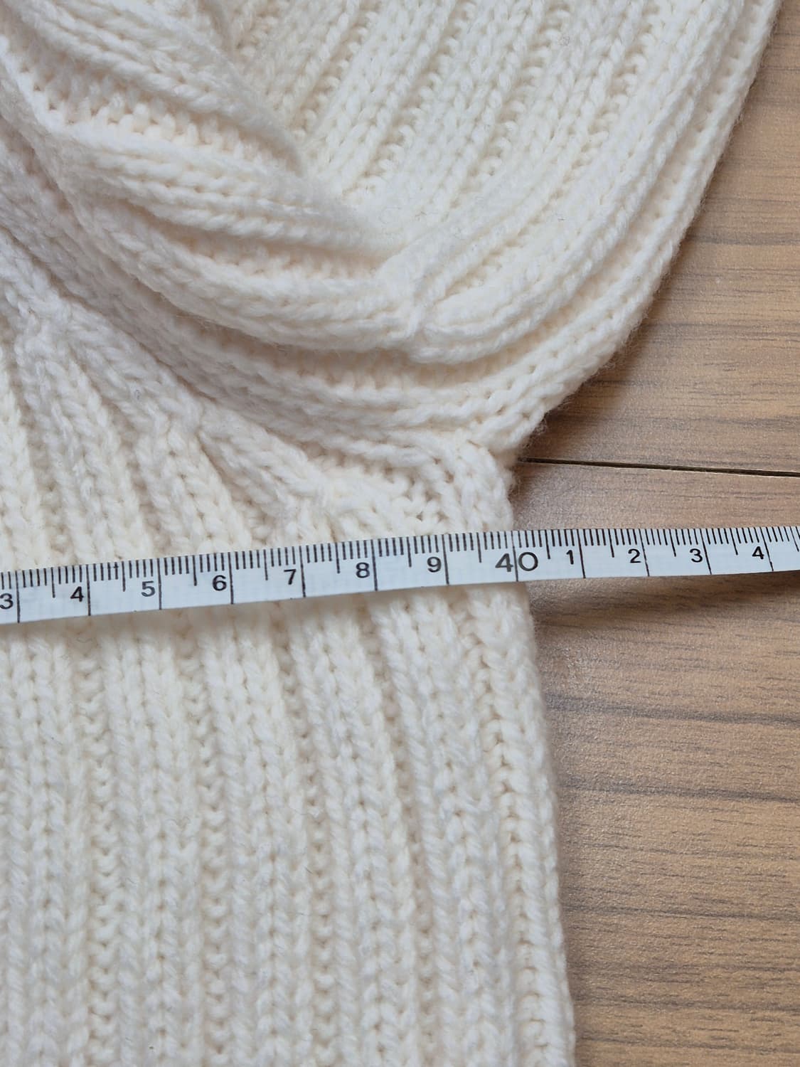 유니클로 JW 앤더슨 콜라보 골지 니트입니다. 아이보리 색상이라 어느 옷 상품이미지7