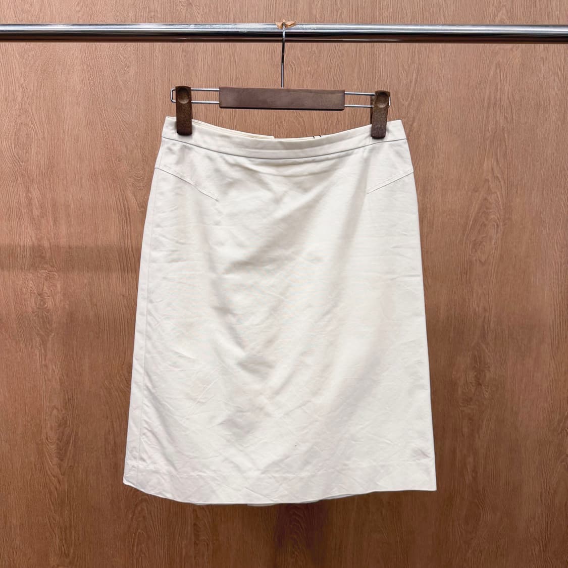 버버리 런던 미디 스커트 사이드 절개 백 슬릿 디테일 A라인 아이보리 상품이미지2