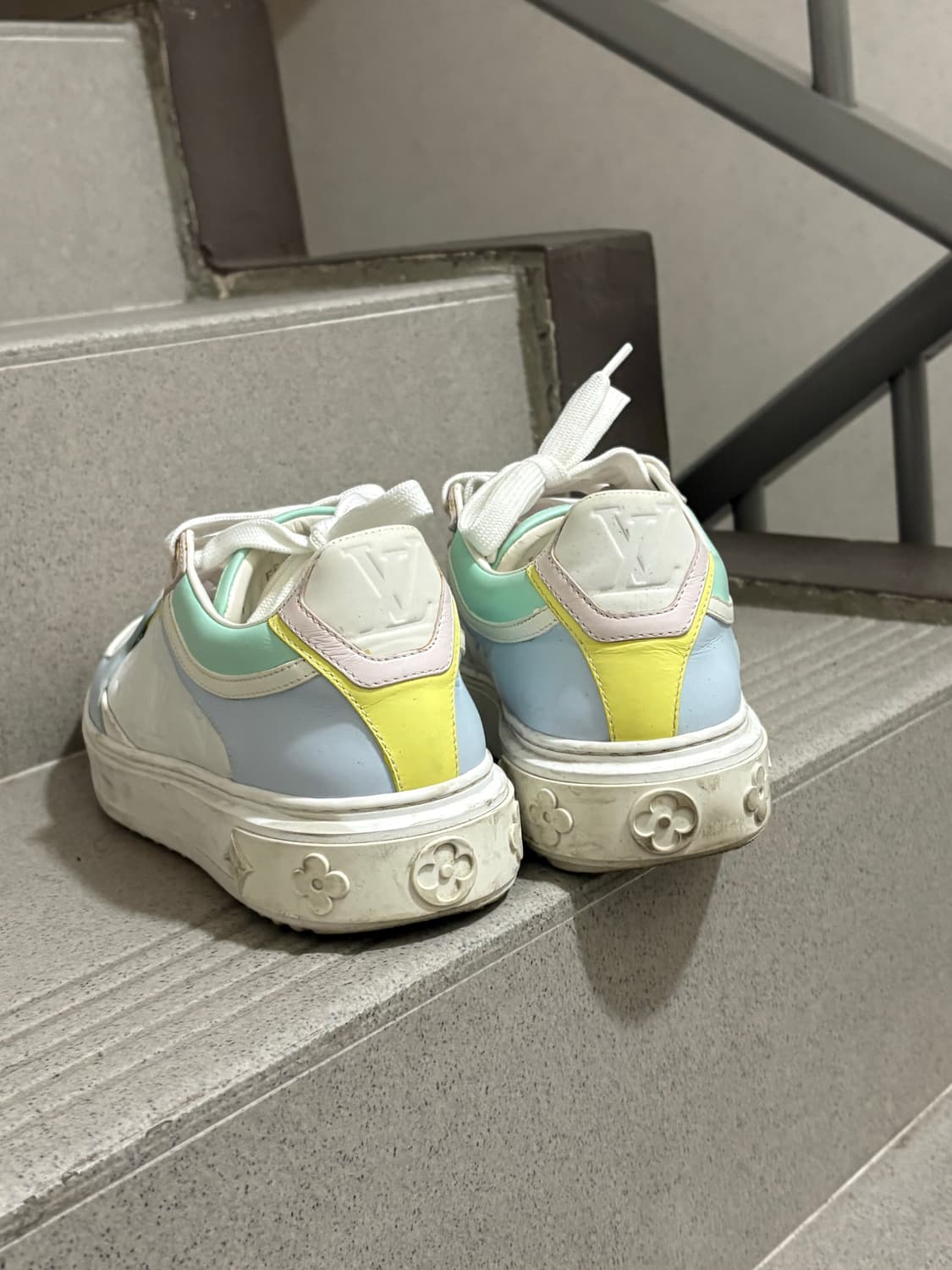 백프로 정품) 루이비통 멀티컬러 파스텔 타임아웃 스니커즈 상품이미지5