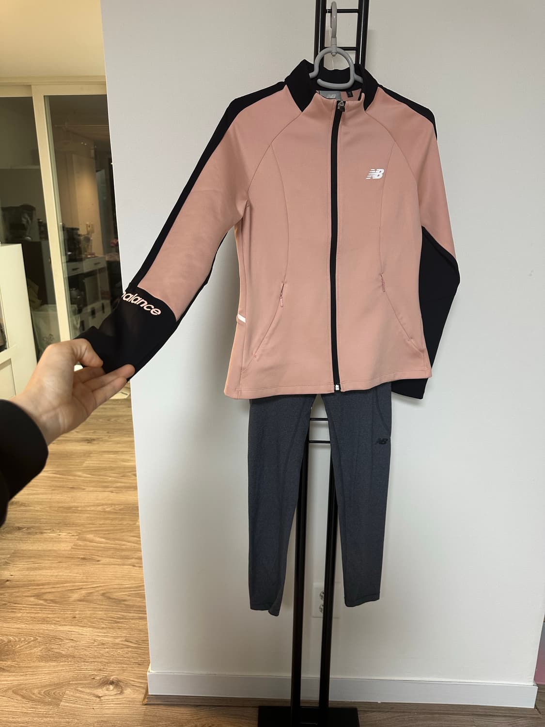 뉴발란스 여성 어반트랙 트레이닝 집업+레깅스 -S사이즈 상품이미지3