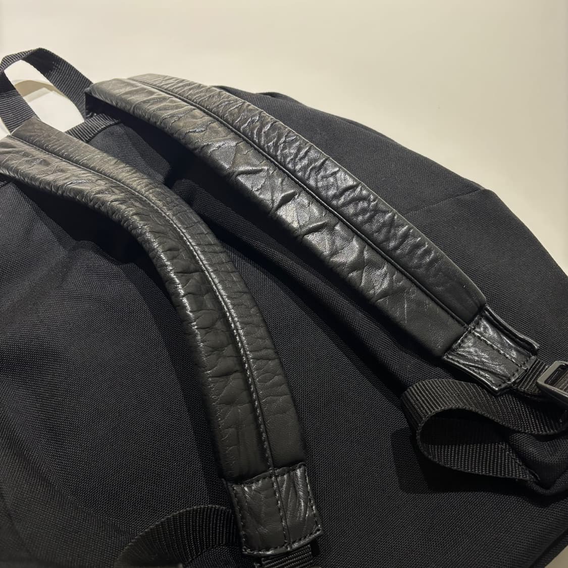 꼼데가르송 레더 스트랩 백팩 상품이미지5