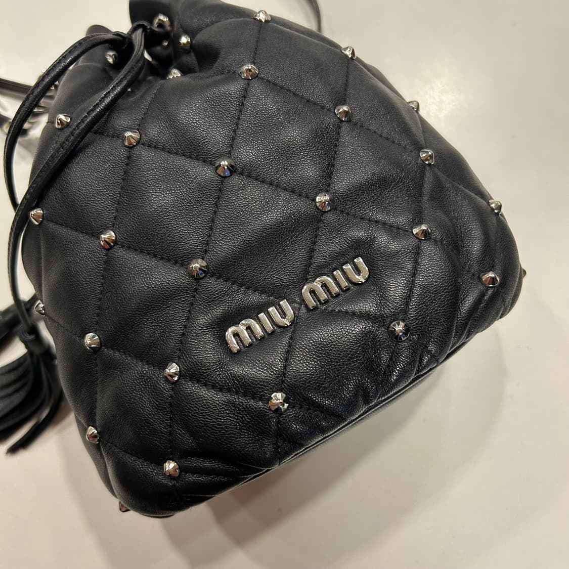 MIUMIU 미우미우 스터드 버킷백 가방 블랙 상품이미지2